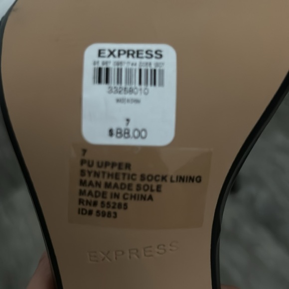 NWOT- Express black heels with gold chain size 7 - Picture 2 of 4